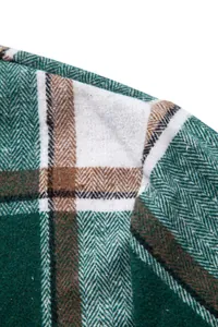 Detalle de cerca de la tela de franela a cuadros verdes y blancos
