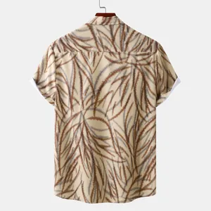 Vue arrière détaillée d'une chemise hawaïenne pour hommes avec motifs de feuilles