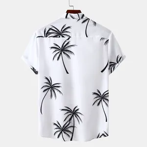 Vue arrière détaillée d'une chemise hawaïenne blanche à manches courtes et palmiers