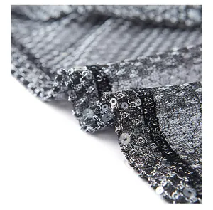 Gros plan d'un tissu en maille complexe avec paillettes argentées pour débardeurs homme