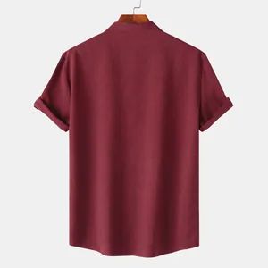 Vista trasera de una camisa burdeos de hombre con cuello mandarín y textura de lino