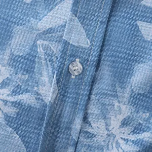 Macro detailopname van blauwe bloemenprint stof en knoop op een heren slim casual overhemd