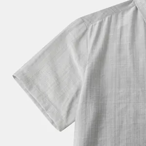 Detailopname van herenoverhemd met korte mouwen en hoogwaardige textuur en stiksels.