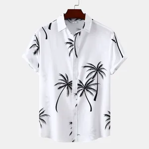 Chemise hawaïenne blanche à manches courtes avec imprimé palmier noir sur un cintre