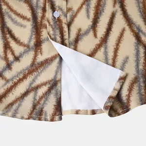 Gros plan sur l'ourlet et la doublure blanche d'une chemise à fleurs hawaïenne pour hommes.
