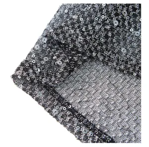 Détail de la broderie de paillettes scintillantes sur le haut en mesh pour homme.