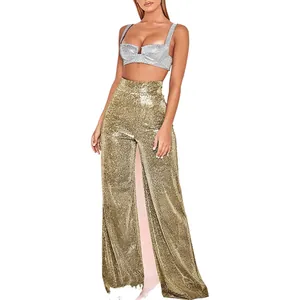 Vue complète du pantalon large doré brillant à taille haute et crop top argenté femme
