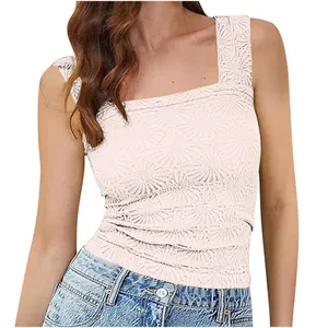 Vue détaillée d'un débardeur blanc pour femme avec col carré et motif floral en jacquard fin