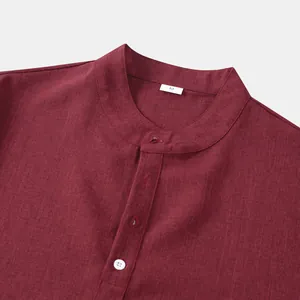 Primer plano del cuello mao de una camisa para hombre color burdeos con textura
