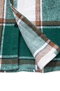Primer plano de camisa de franela a cuadros verdes con textura de espiga y botón negro