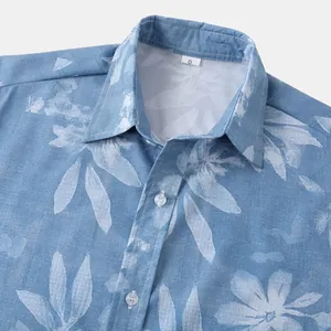 Detailopname van een blauwe herenoverhemd kraag met bloemenprint en maat S label.