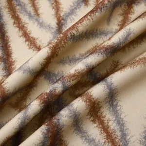 Détail macro du tissu soyeux de chemise hawaïenne aux motifs ondulés marrons et bleus