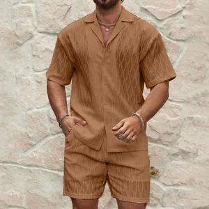 Ανδρικό καλοκαιρινό casual σετ με καφέ πουκάμισο με υφή και ασορτί σορτς δύο τεμαχίων.