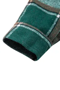 Primer plano detallado del puño de una camisa de cuadros mostrando costuras y textura de tela.