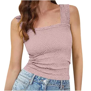 Détail d'un débardeur rose en jacquard sans manches avec un col carré élégant