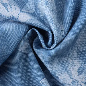 Macroweergave van de blauw-witte geprinte stoftextuur van een herenoverhemd