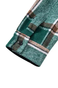 Primer plano de un puño de camisa de franela a cuadros verdes y marrones con botón