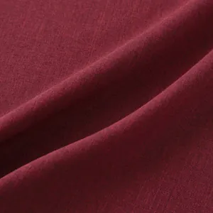 Primer plano de la textura del tejido burdeos de alta calidad para camisas de hombre