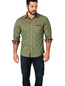 Camicia da uomo a maniche lunghe verde oliva con eleganti contrasti a quadri su colletto e polsini