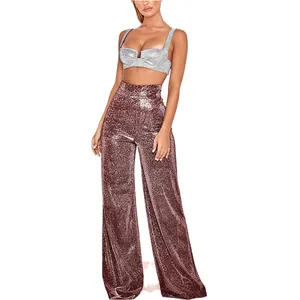 Vue complète du pantalon à paillettes taille haute et du crop top argenté brillant