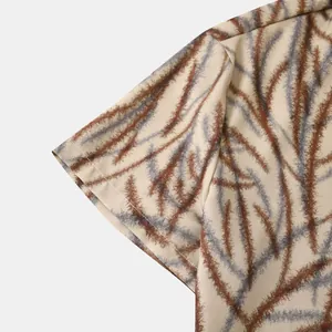 Détail d'une chemise hawaïenne à fleurs pour hommes montrant la texture du tissu.
