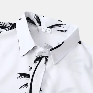 Gros plan du col imprimé palmier hawaïen et étiquette taille M sur chemise blanche