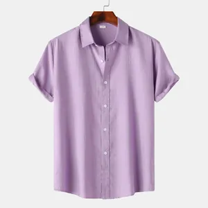 Vooraanzicht van een lichtpaars shirt met korte mouwen aan een houten hanger.