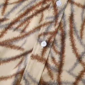 Détail d'une chemise hawaïenne avec motif de rayures tigre marron et boutons blancs