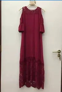 Elegante abito bordeaux con pizzo patchwork, maniche con volant e spalle scoperte