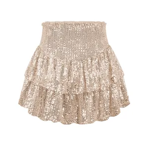 Detalle de minifalda de lentejuelas color champán con volantes y cintura elástica