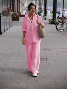 Modisches rosa zweiteiliges Set mit langärmligem Hemd und weit geschnittener Hose