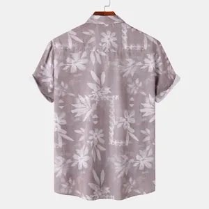 Achteraanzicht van een herenoverhemd met korte mouwen en bloemenprint in mauve.