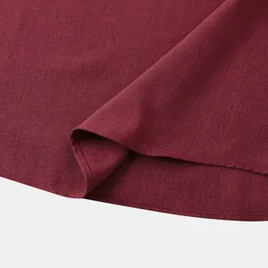 Primer plano del tejido de lino burdeos y costuras del dobladillo de una camisa hombre