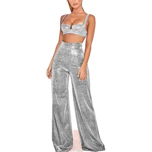 Détail de l'ensemble deux pièces argenté brillant avec pantalon large taille haute