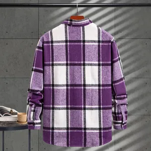 Vista trasera de una camisa casual de hombre a cuadros morados y blancos de manga larga