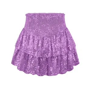 Primer plano de minifalda morada con lentejuelas, volantes y cintura elástica alta