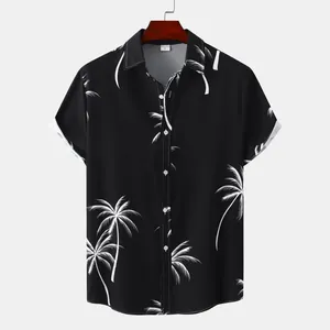 Vue détaillée de la chemise hawaïenne noire pour homme avec imprimé palmier blanc.