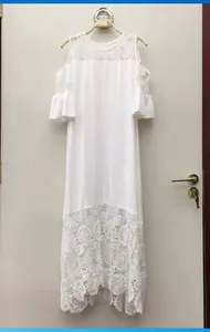 Elegante abito bianco con spalle scoperte, inserti in pizzo e maniche a volant.