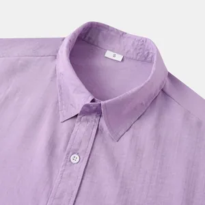 Macroweergave van paarse herenoverhemdkraag met maat S-label en witte knoop details