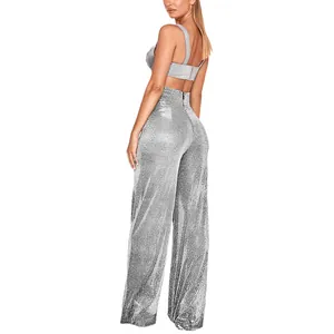Vue arrière d'un ensemble argenté scintillant avec pantalon large et crop top court