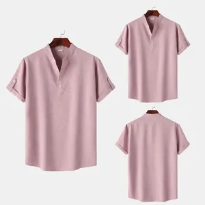 Detalle de camisa rosa para hombre con cuello mao y mangas cortas con trabilla y botones