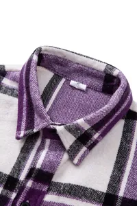 Vista macro detallada del cuello de una camisa de franela gruesa a cuadros morados