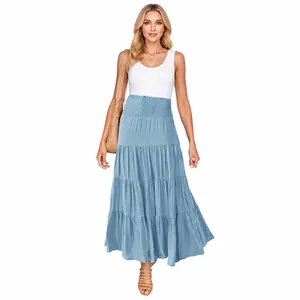 Detailansicht eines hellblauen gestuften Maxirocks im Boho-Stil mit hohem elastischem Bund
