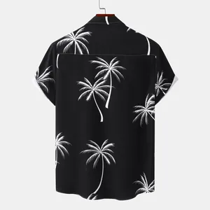 Vue arrière de chemise hawaïenne noire pour hommes avec imprimé de palmiers blancs.