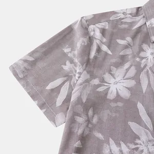 Detailoverzicht van herenshirt met korte mouwen en bloemenprint met ademende linnen textuur