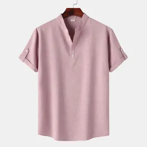 Detalle de camisa Henley rosa empolvado para hombre con cuello mao y textura lino