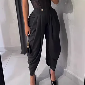 Elegant high-waisted black balloon trousers with pleats for a stylish urban look.