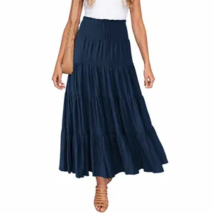 Detailansicht eines bohemischen dunkelblauen Stufenrockes mit hoher Taille am Modell