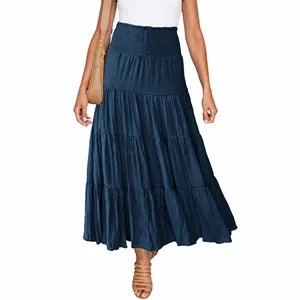 Detailansicht eines bohemischen dunkelblauen Stufenrockes mit hoher Taille am Modell