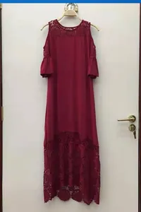 Abito lungo bordeaux elegante con inserti in pizzo, spalle scoperte e maniche a volant moda
